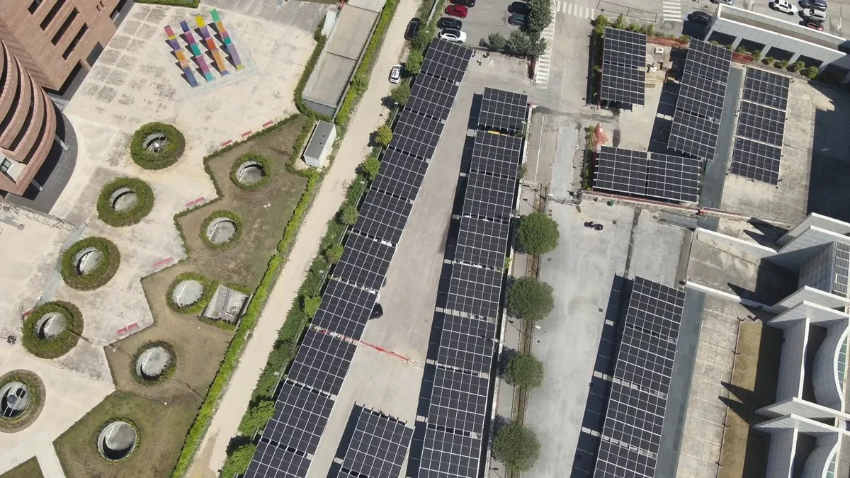 Vista aerea di parcheggi coperti da pensiline fotovoltaiche