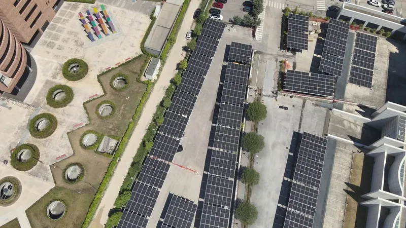 Vista aerea di parcheggi coperti da pensiline fotovoltaiche