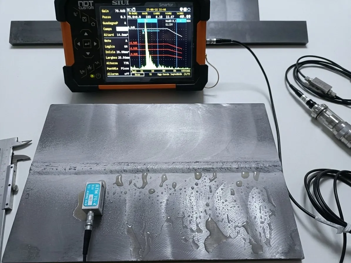 Strumento a ultrasuoni con sonde su una piastra saldata di prova