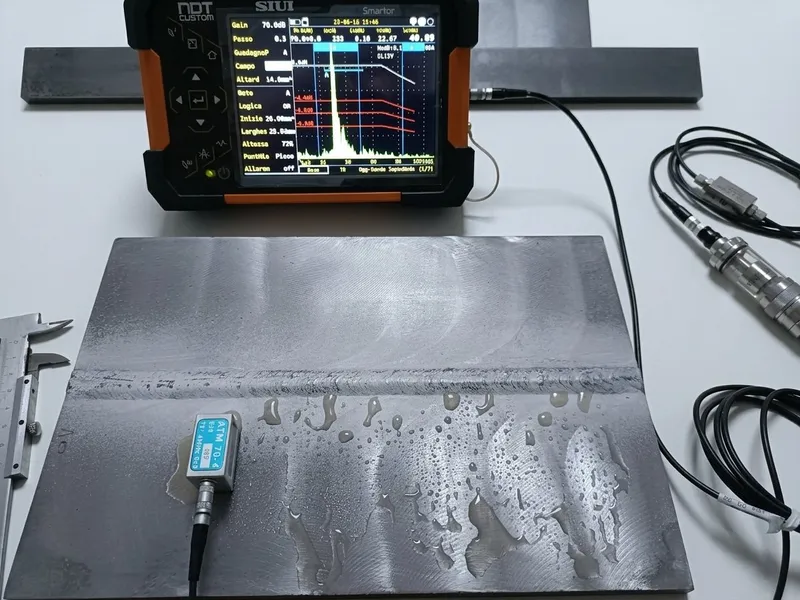 Strumento a ultrasuoni con sonde su una piastra saldata di prova