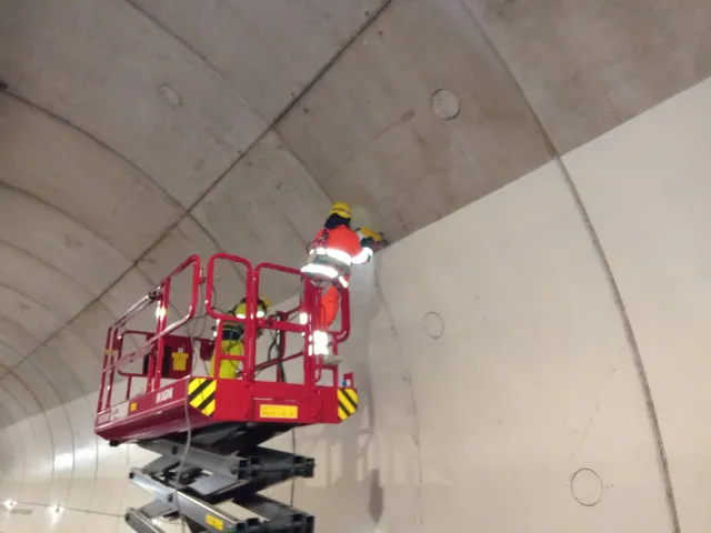 Ispettore su piattaforma elevabile all'interno di una galleria
