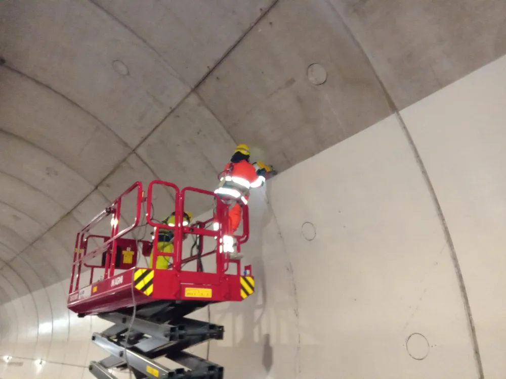 Ispettore su piattaforma elevabile all'interno di una galleria