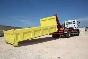 Cassone scarrabile ribaltabile scaricato a terra da un autocarro