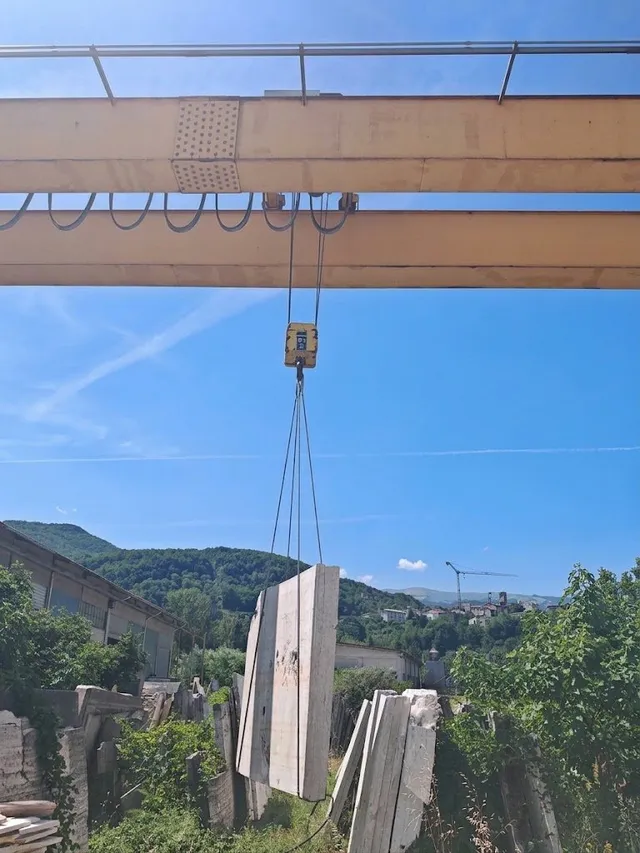 Carroponte che solleva un elemento prefabbricato in calcestruzzo